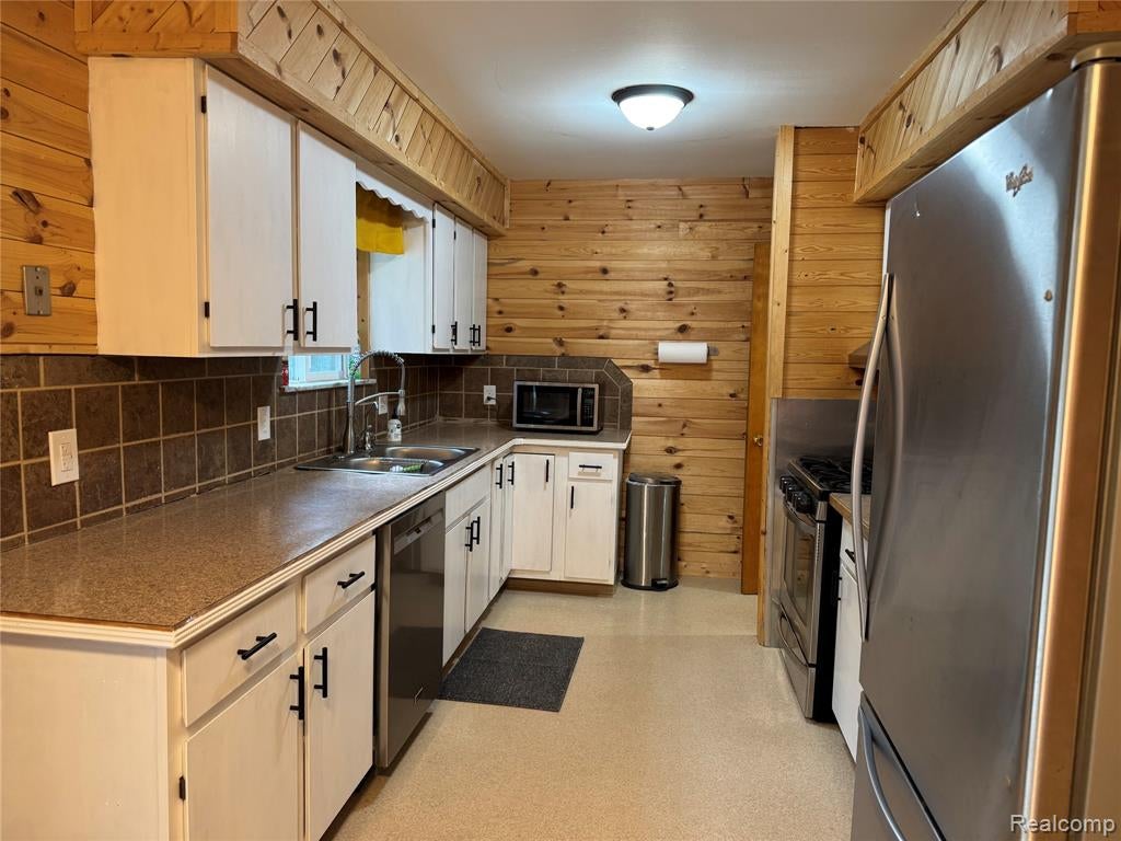 12389 White Lake Road Fenton, MI 48430 - Photo 7 of 17 Gallery Image 7