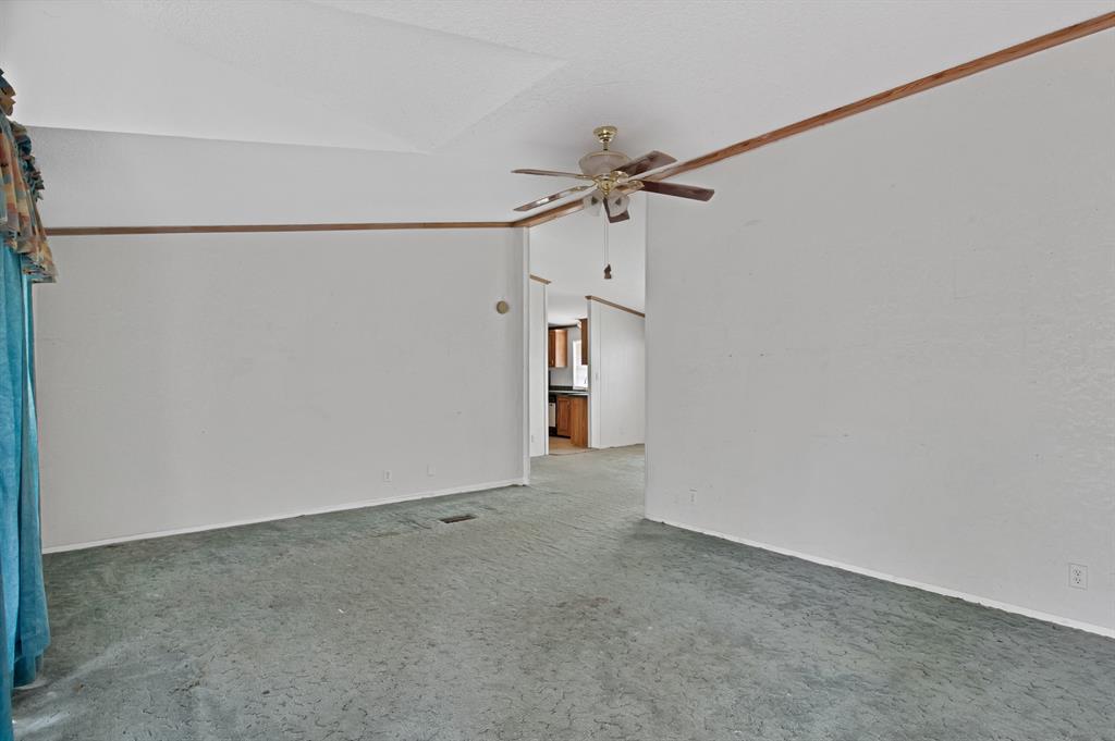 318 Bavarian Road Waco, TX 76705 - Photo 6 of 26 an empty room with a ceiling fan and a window
