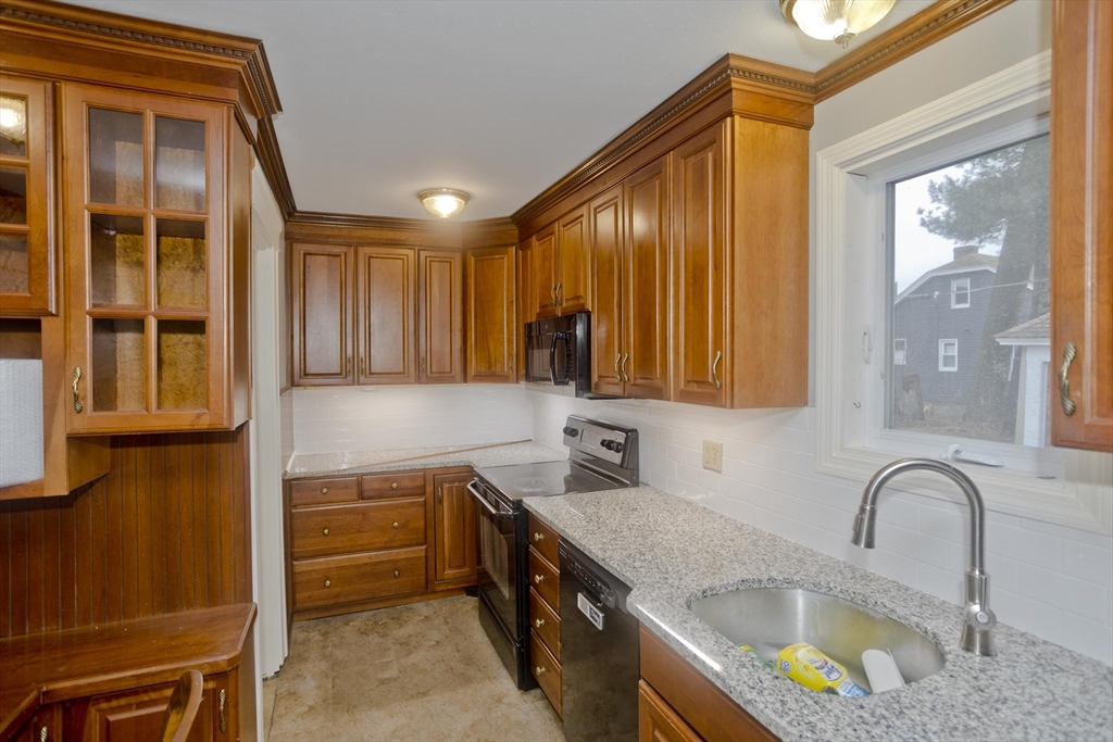 44 Meredith Street Springfield, MA 01108 - Photo 11 of 41