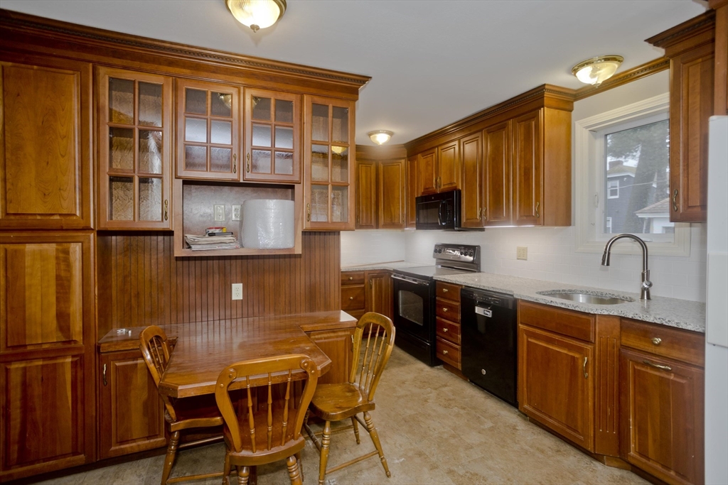 44 Meredith Street Springfield, MA 01108 - Photo 14 of 41