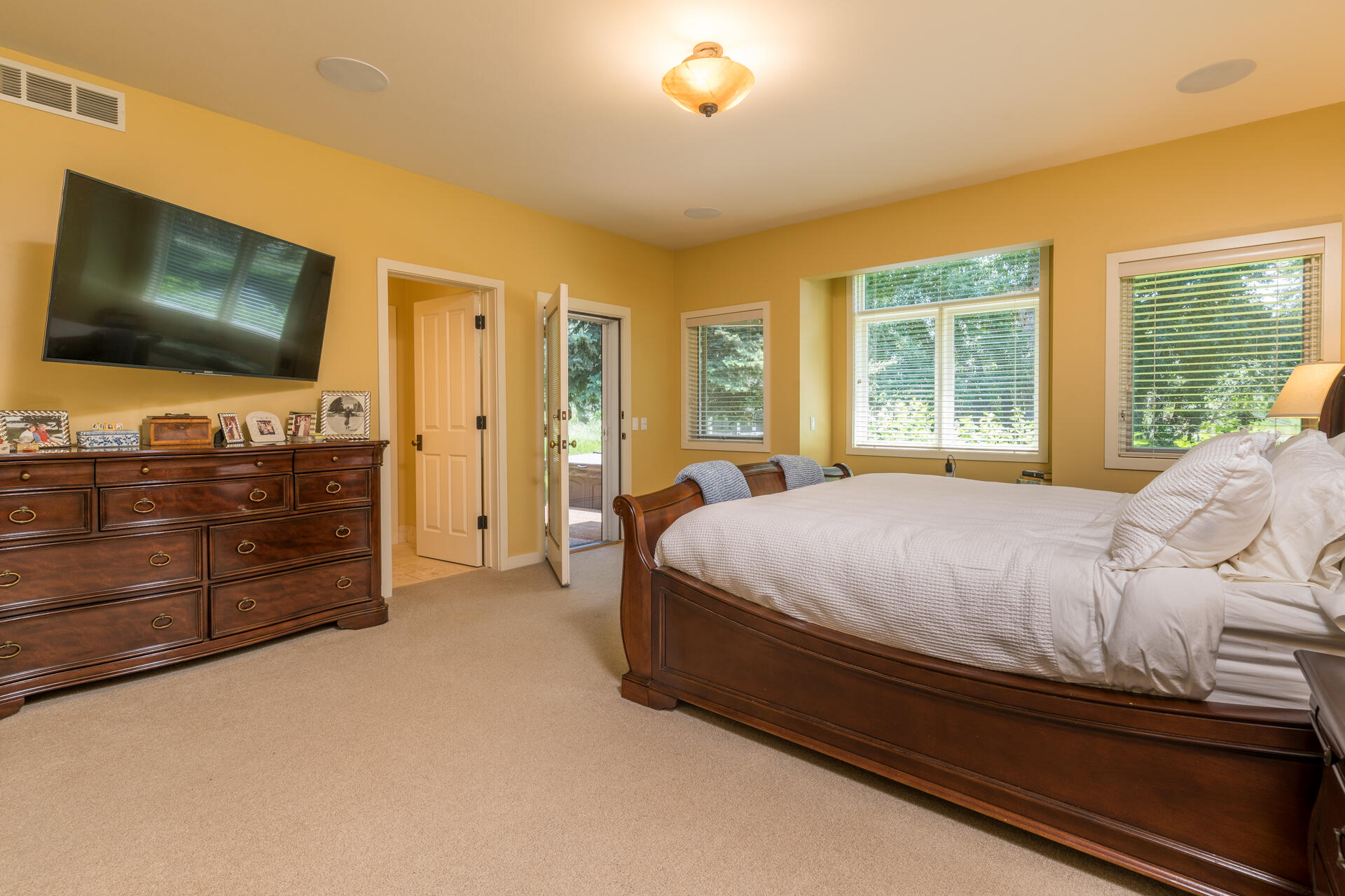 102 Willow Road Hailey, ID 83333 - Photo 17 of 38 Primary bedroom with window seat