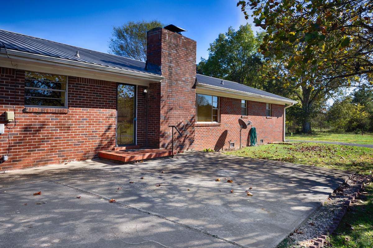 40 Blanche Road Taft, TN 38488 - Photo 28 of 38 a front view of a house with garden