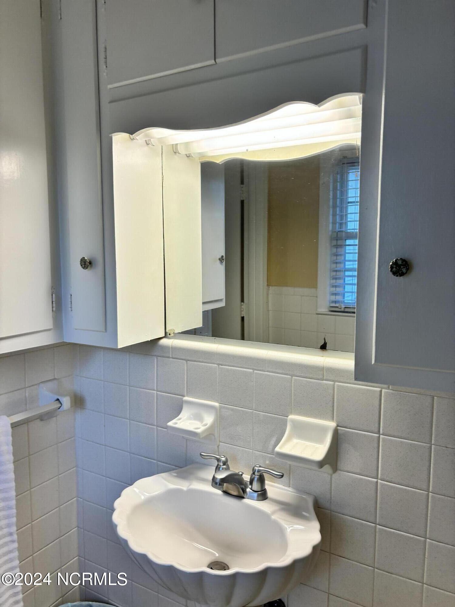 340 West Hanrahan Road Ayden, NC 28513 - Photo 17 of 33 Owner's Bath