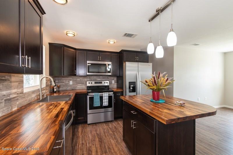 2614 Locksley Road Melbourne, FL 32935 - Photo 2 of 10 Top of the line kitchen