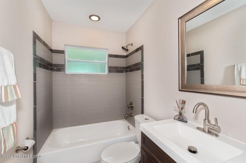2614 Locksley Road Melbourne, FL 32935 - Photo 8 of 10 Second bath