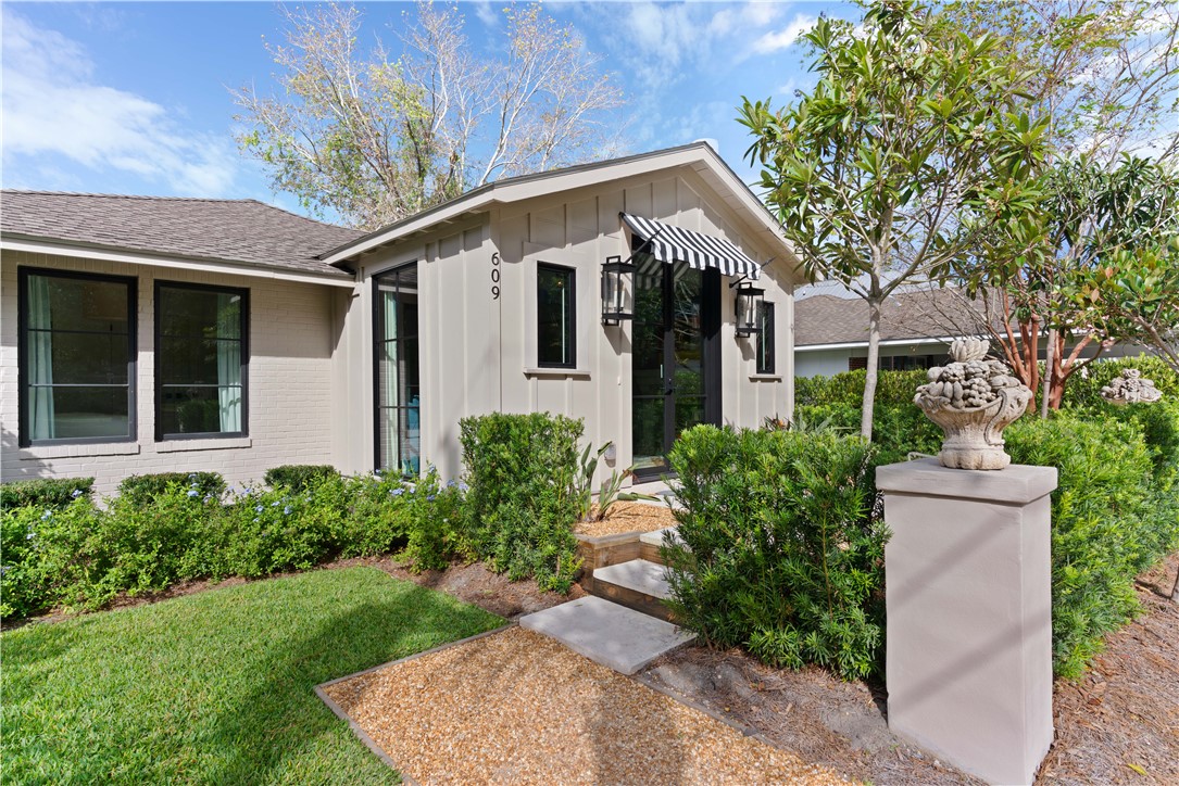 609 Oak Street St. Simons Island, GA 31522 - Photo 2 of 28