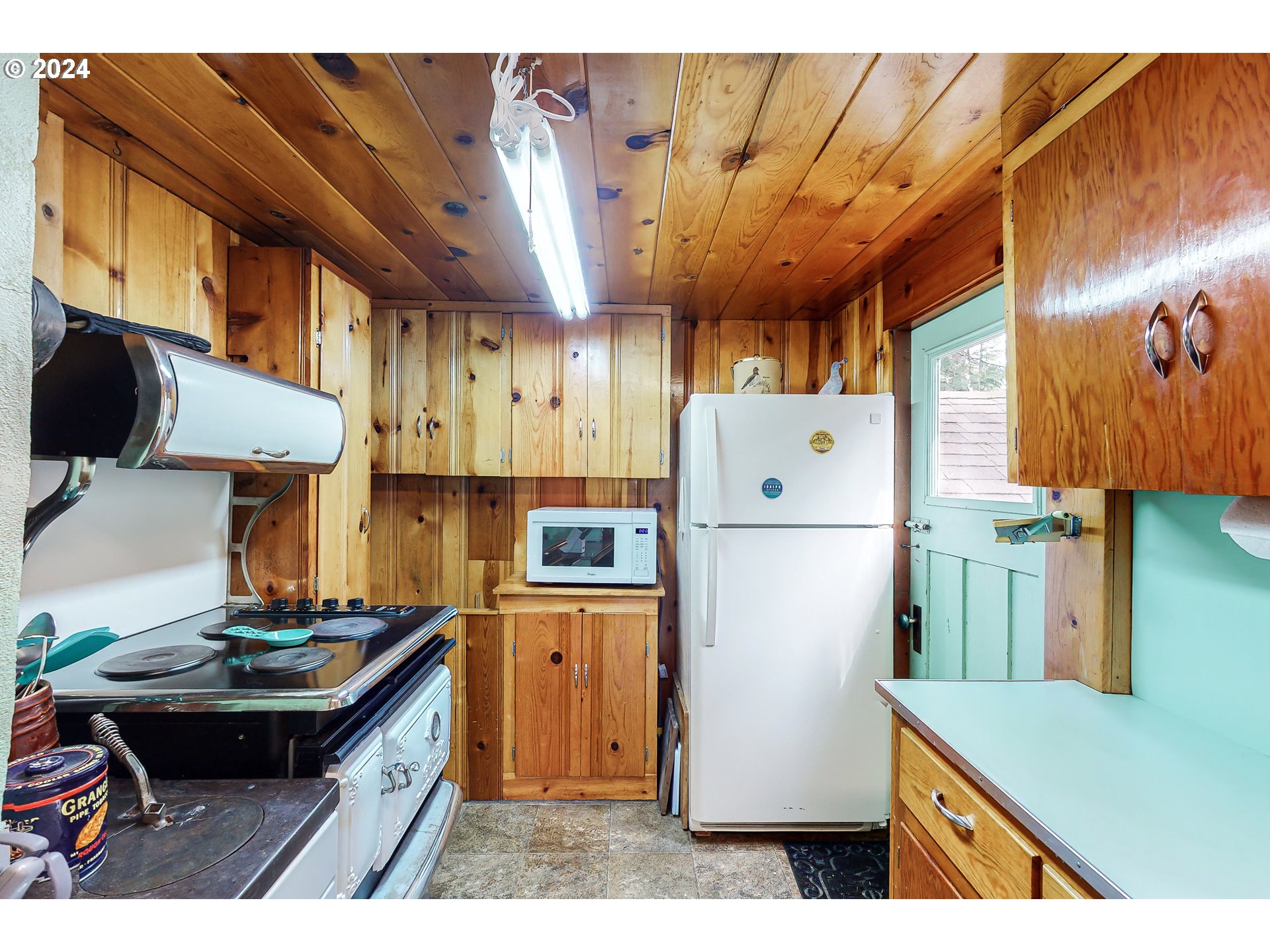 59975 Pollock Road Joseph, OR 97846 - Photo 10 of 34 a kitchen with refrigerator and cabinets