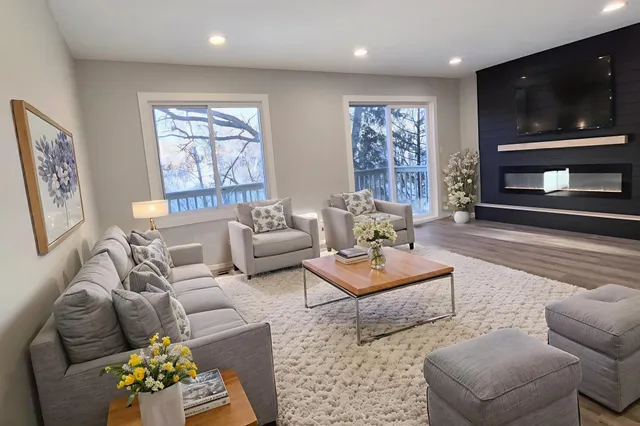 $269,900 | 6609 Gretchen Lane North, Oakdale, MN 55128