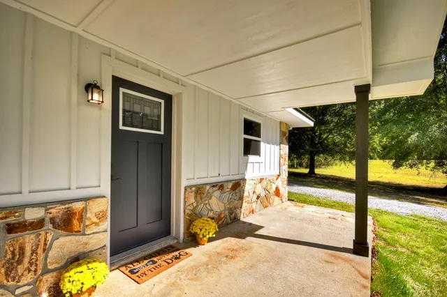 a view of back yard of the house