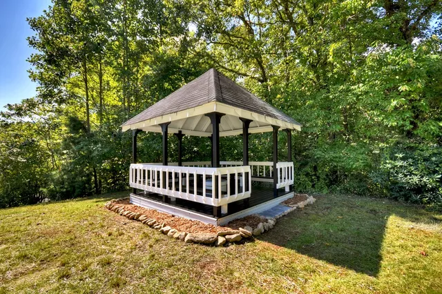 a view of a chair and table in the backyard
