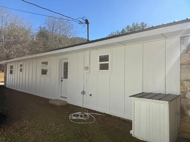 a view of a backyard