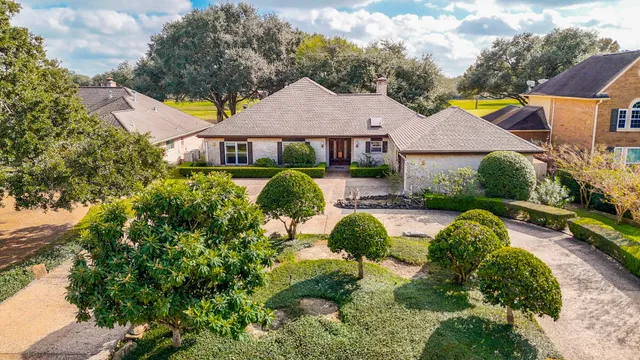 $575,000 | 1750 Country Club Boulevard, Sugar Land, TX 77478