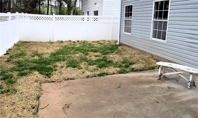 a view of a backyard