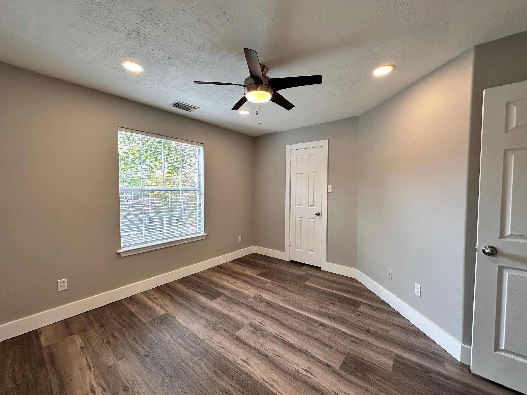 46 Summer Haze Circle The Woodlands, TX 77382 - Photo 18 of 43 Second bedroom with walk-in closet.