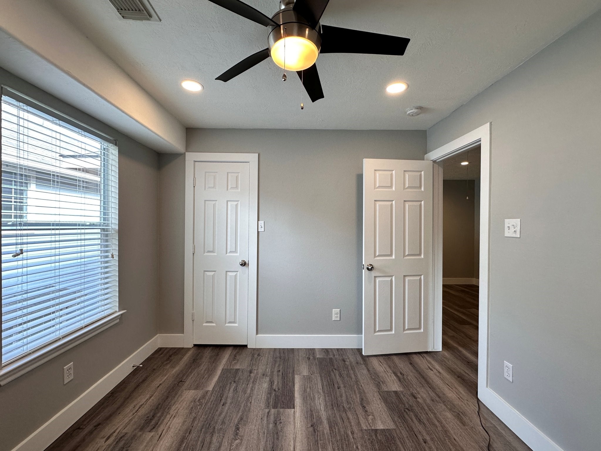 46 Summer Haze Circle The Woodlands, TX 77382 - Photo 20 of 43 Third bedroom with walk-in closet.