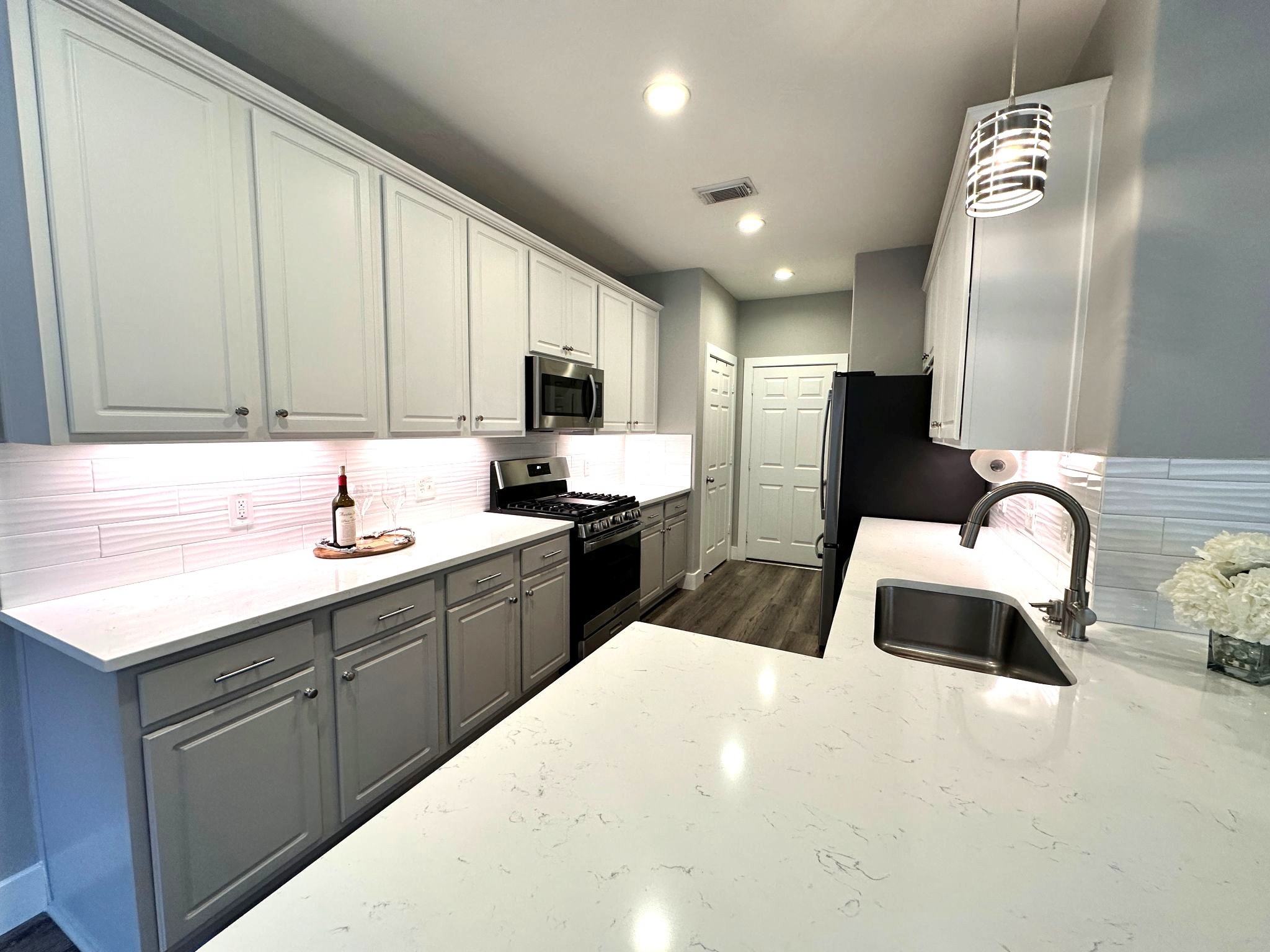 46 Summer Haze Circle The Woodlands, TX 77382 - Photo 9 of 43 White top cabinets, gray bottoms with undermount sink.