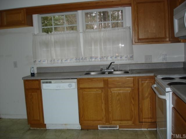 102 Oana Court Garner, NC 27529 - Photo 4 of 10 Kitchen