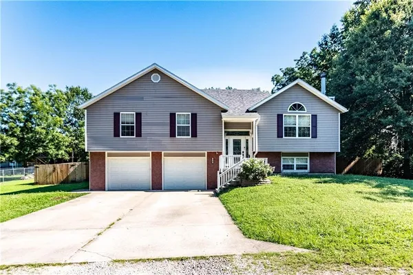 $340,000 | 310 Marilyn Avenue, Knob Noster, MO 65336