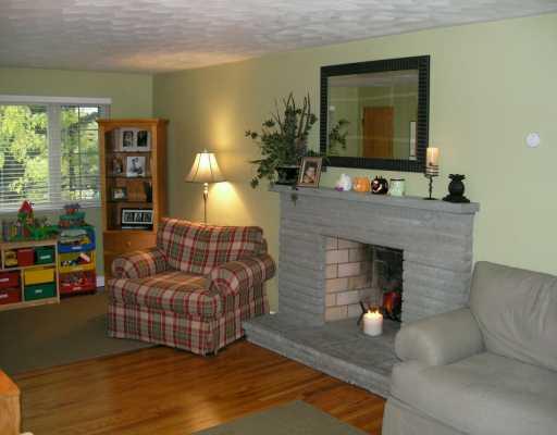 355 Twin Oaks Road Pittsburgh, PA 15243 - Photo 2 of 8 Living Room.