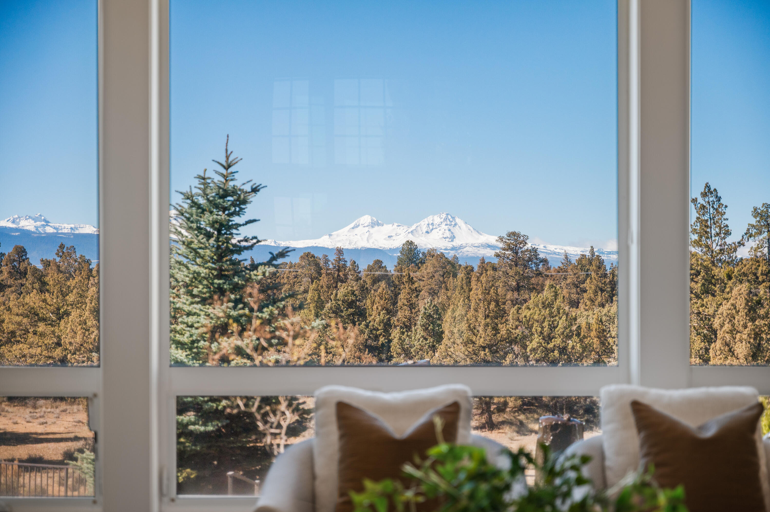 21450 Dale Road Bend, OR 97701 - Photo 9 of 75 Living Room Views