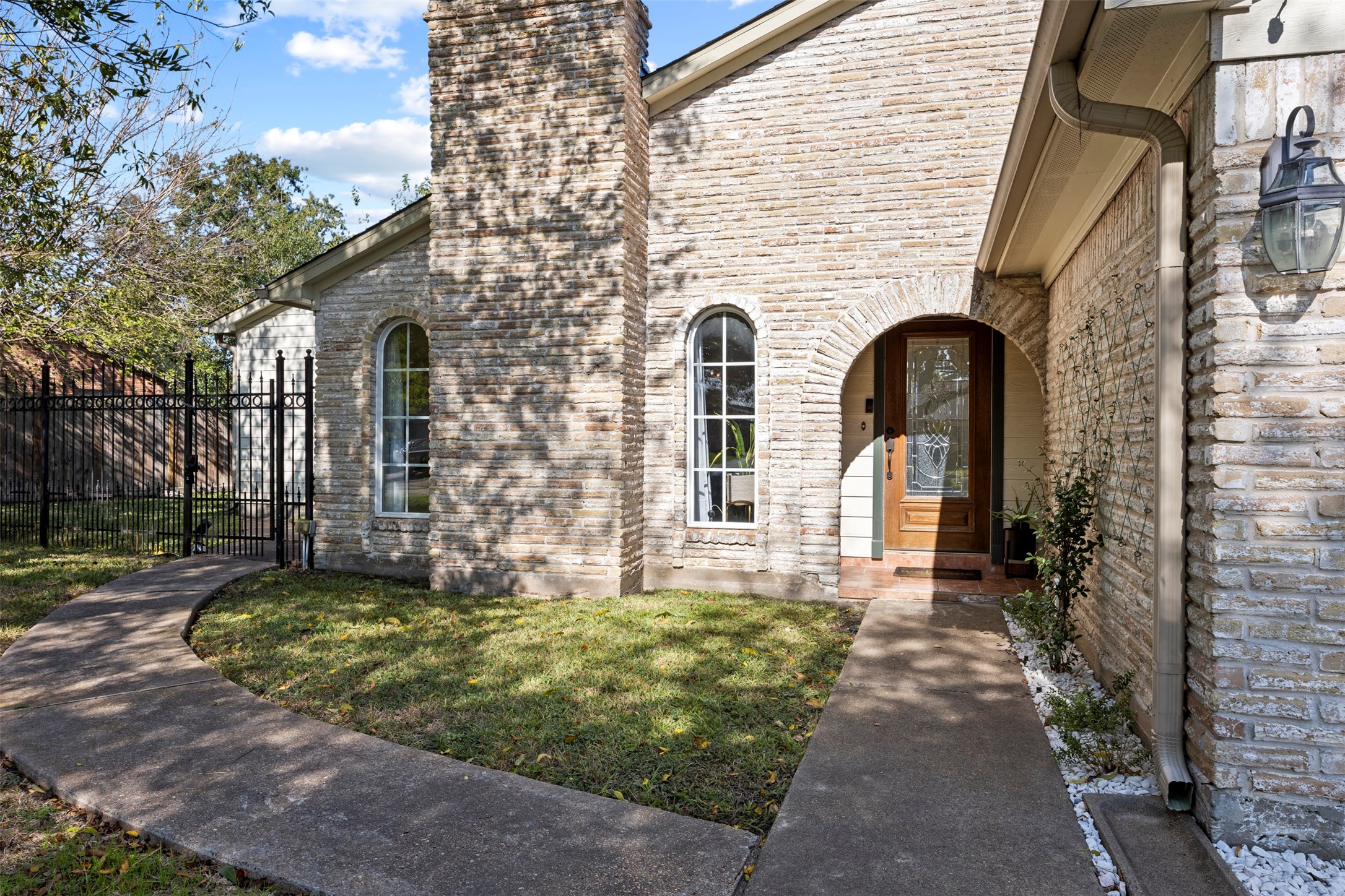 6830 Deer Ridge Lane Houston, TX 77086 - Photo 3 of 24 a front view of a house with garden