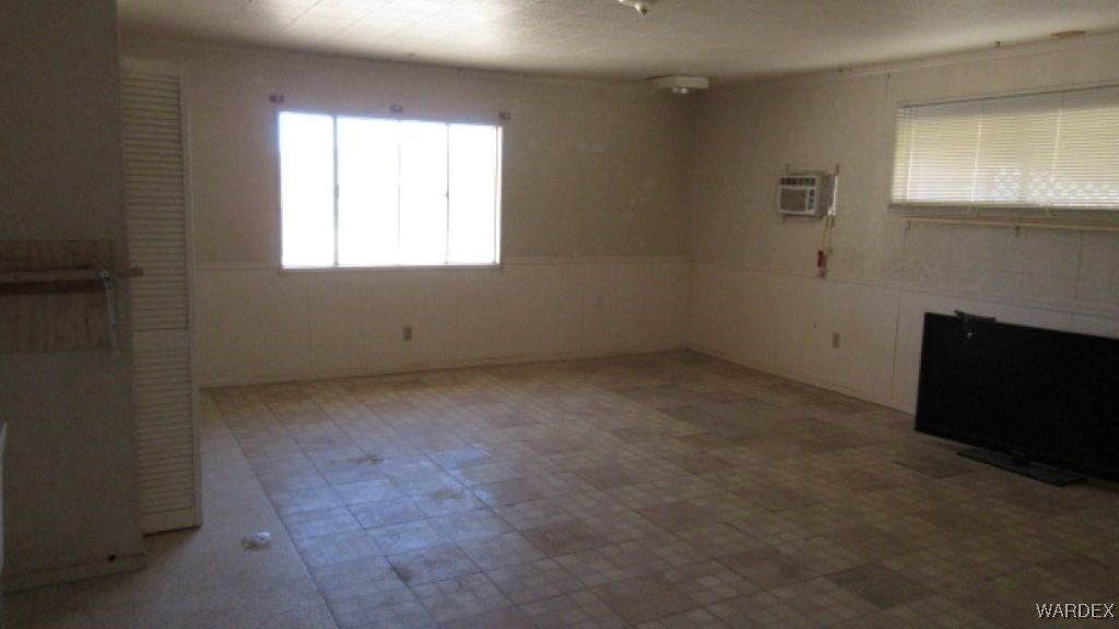 3425 Mobile Road Golden Valley, AZ 86413 - Photo 14 of 22 Family Room