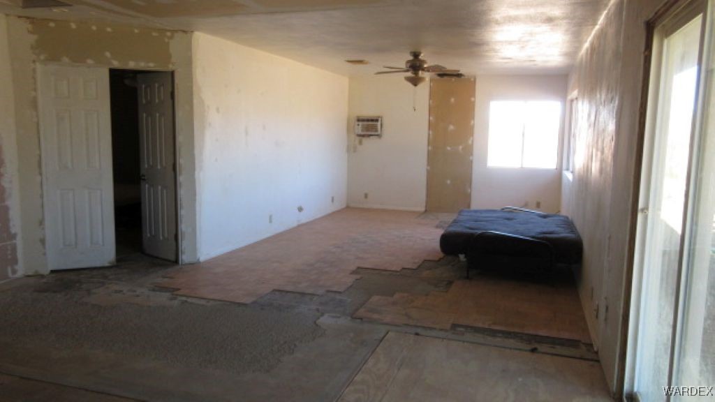 3425 Mobile Road Golden Valley, AZ 86413 - Photo 3 of 22 Living Room