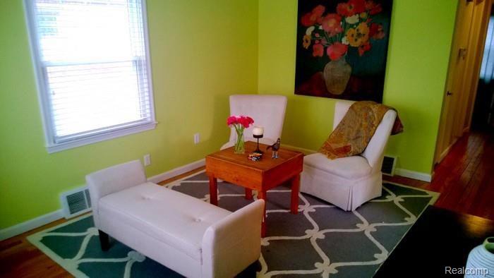 54 Devonshire Road Pleasant Ridge, MI 48069 - Photo 6 of 14 Living room.jpg