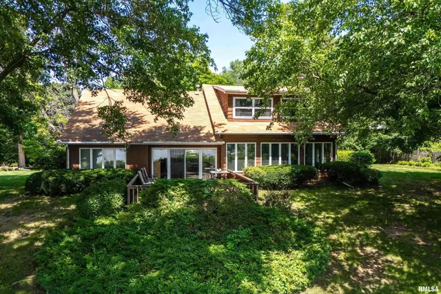 $495,000 | 25111 Valley Drive, Bettendorf, IA 52722