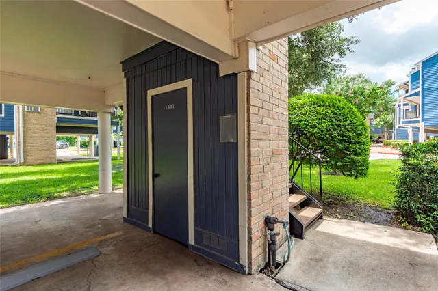 a view of a house with porch and garden