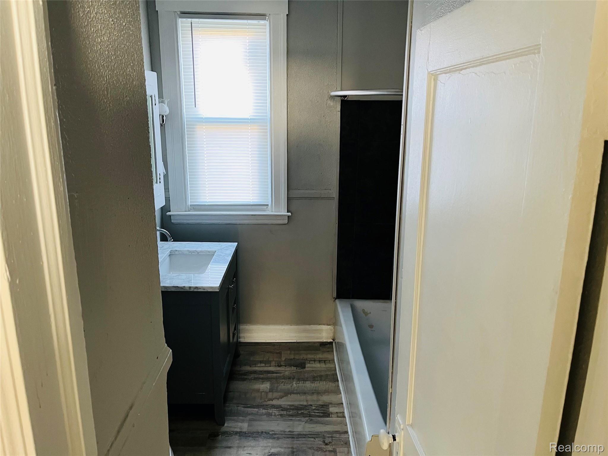 1515 Harding Street Detroit, MI 48214 - Photo 23 of 44 LOWER UNIT BATHROOM