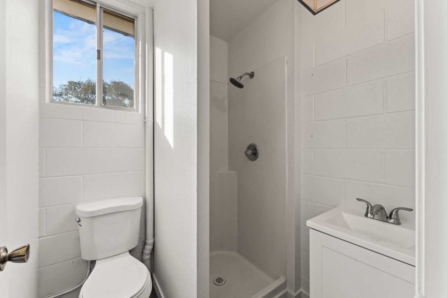 5585 Garden Bar Road, Unit 2 Lincoln, CA 95648 - Photo 29 of 65 a bathroom with a toilet sink vanity and tub