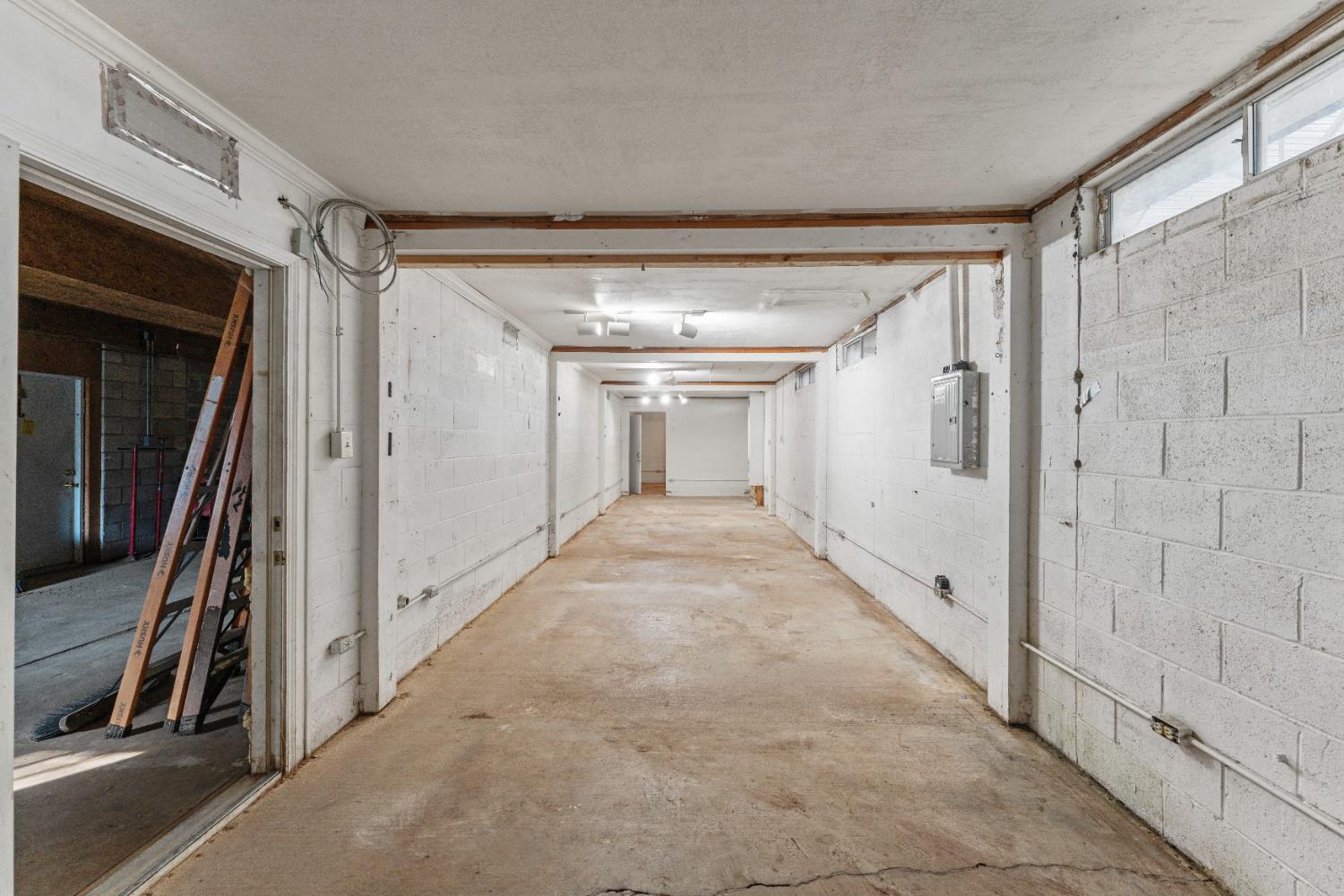 5585 Garden Bar Road, Unit 2 Lincoln, CA 95648 - Photo 36 of 65 a view of a hallway