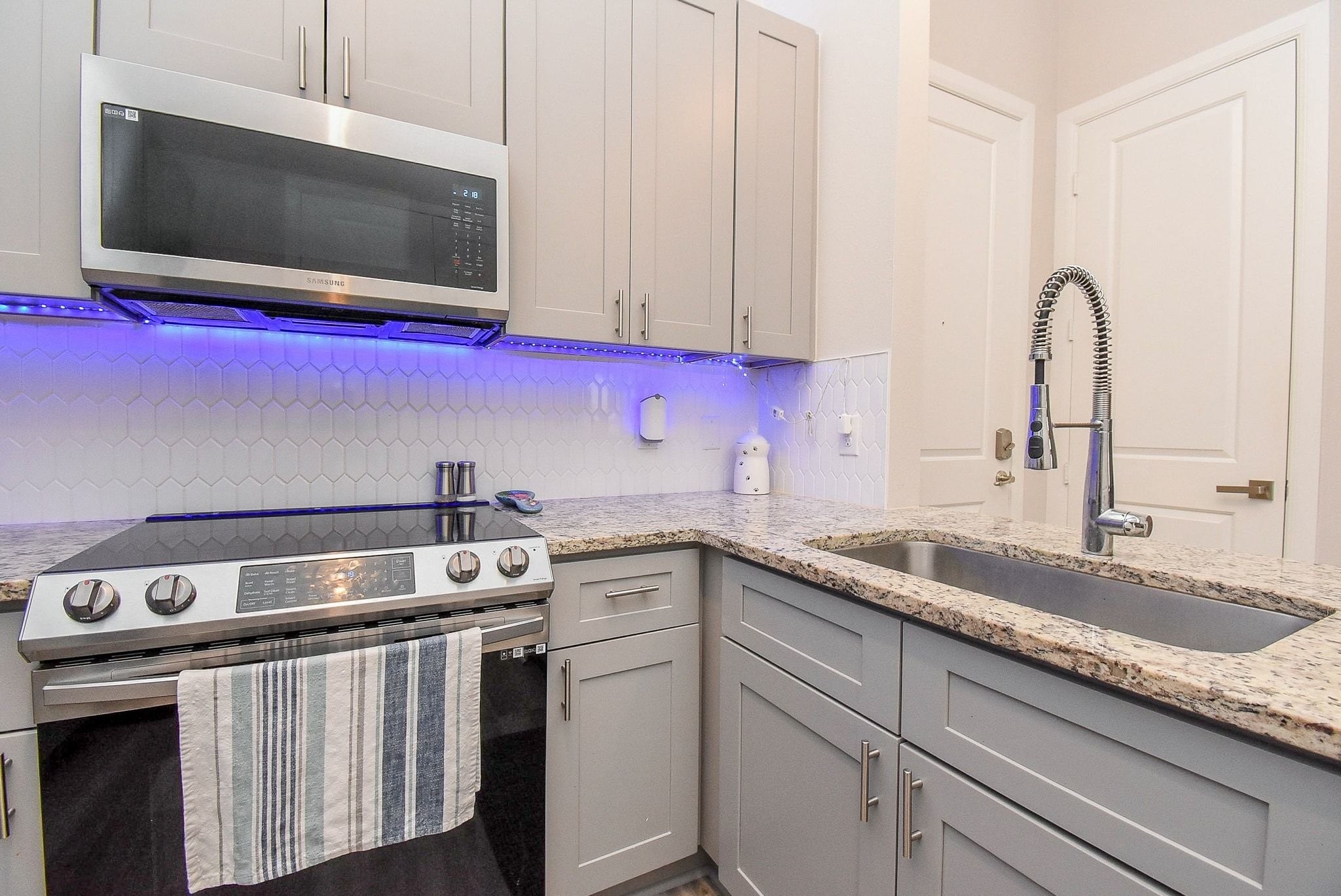 300 St Joseph Parkway, Unit 421 Houston, TX 77002 - Photo 23 of 32 View of Kitchen