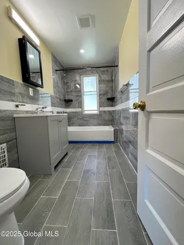 $1,700 | 213 Vrooman Avenue, Unit 1, Amsterdam, NY 12010