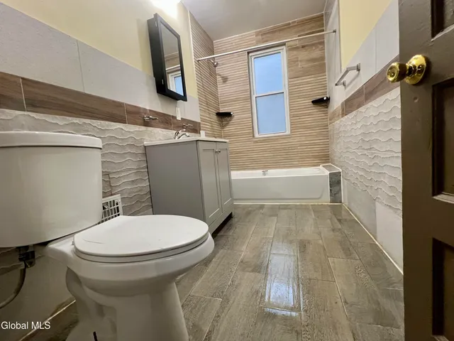 $1,700 | 213 Vrooman Avenue, Unit 1, Amsterdam, NY 12010