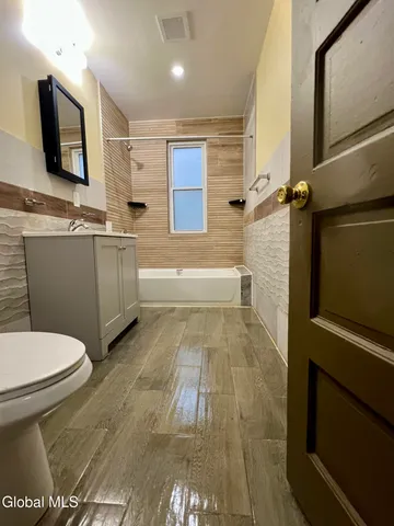 $1,700 | 213 Vrooman Avenue, Unit 1, Amsterdam, NY 12010