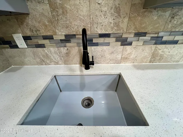 $1,700 | 213 Vrooman Avenue, Unit 1, Amsterdam, NY 12010