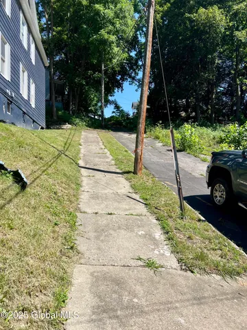 $1,700 | 213 Vrooman Avenue, Unit 1, Amsterdam, NY 12010