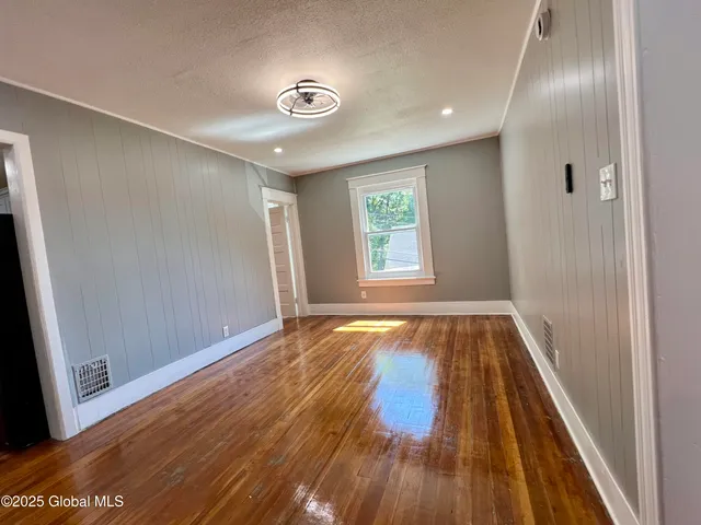 $1,700 | 213 Vrooman Avenue, Unit 1, Amsterdam, NY 12010