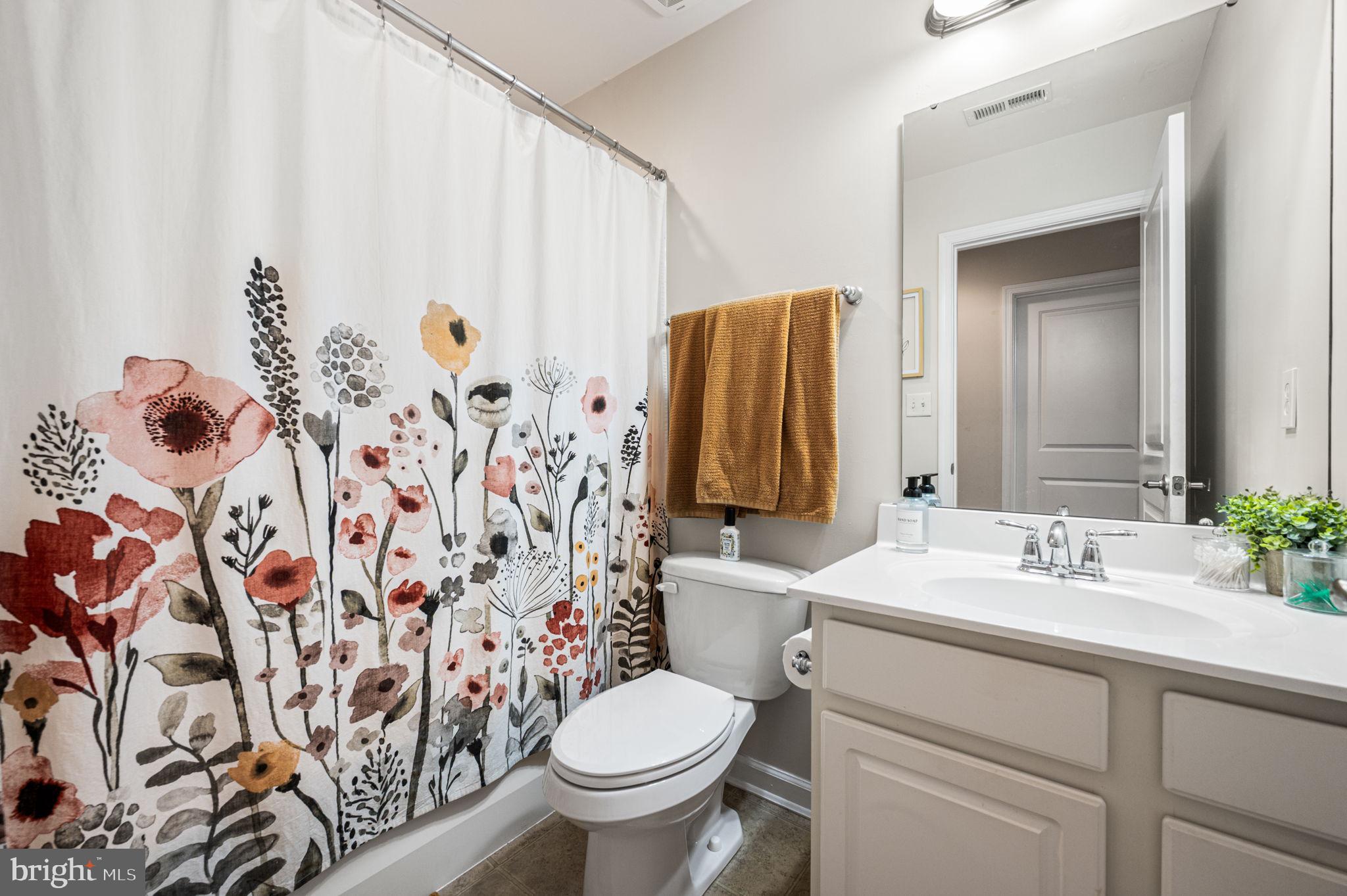 181 Tulsk Road Avondale, PA 19311 - Photo 20 of 37 Full hall bath