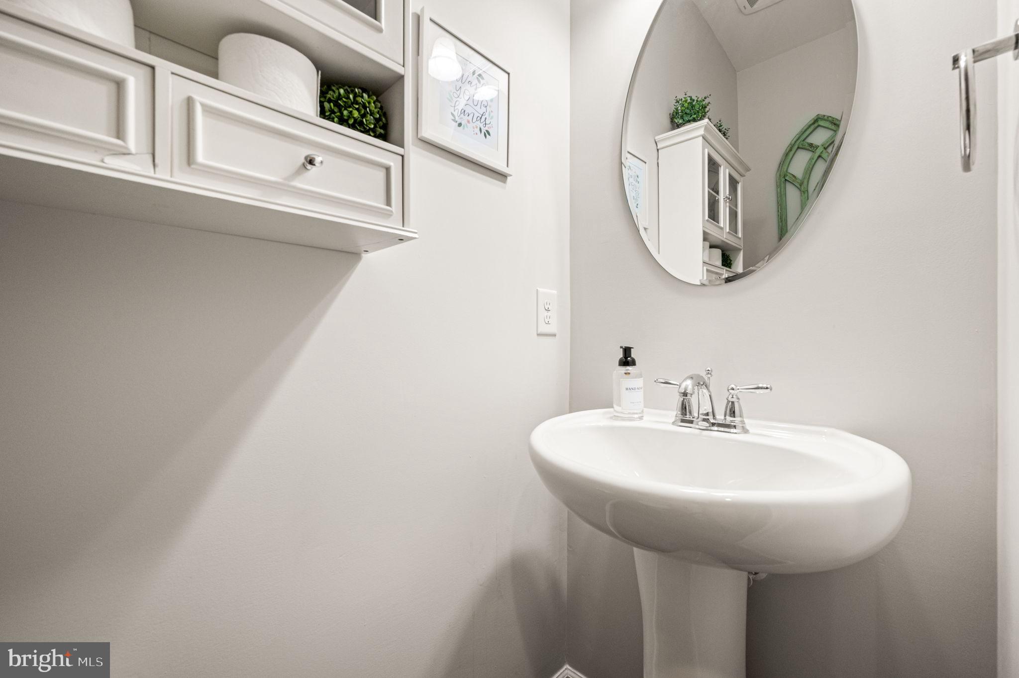 181 Tulsk Road Avondale, PA 19311 - Photo 4 of 37 Main floor half bath