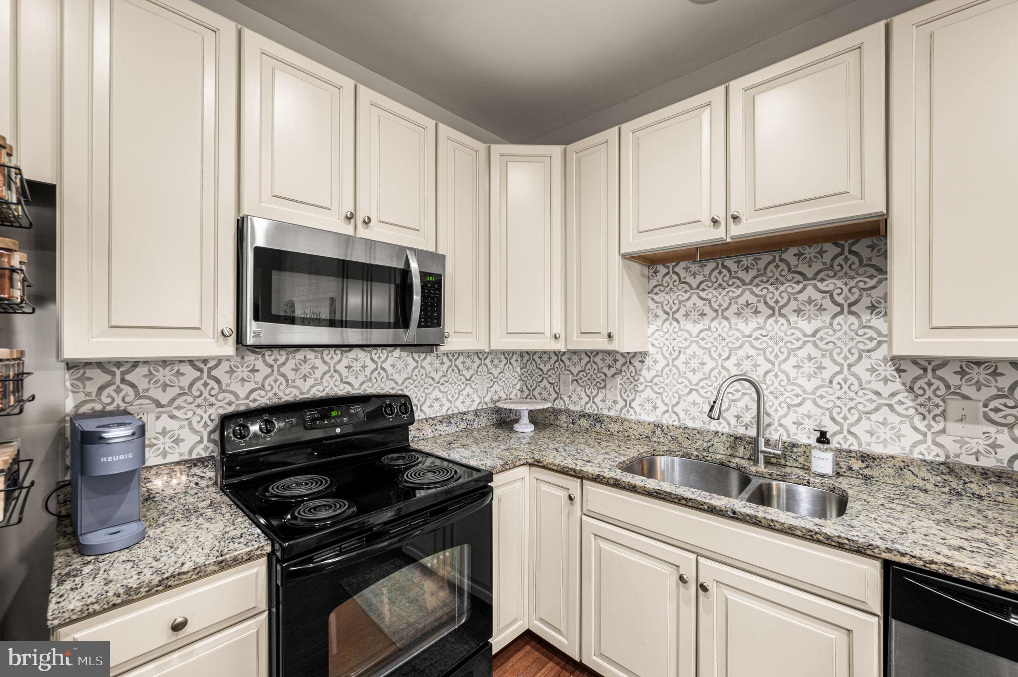 181 Tulsk Road Avondale, PA 19311 - Photo 6 of 37 Stylish kitchen with granite countertops
