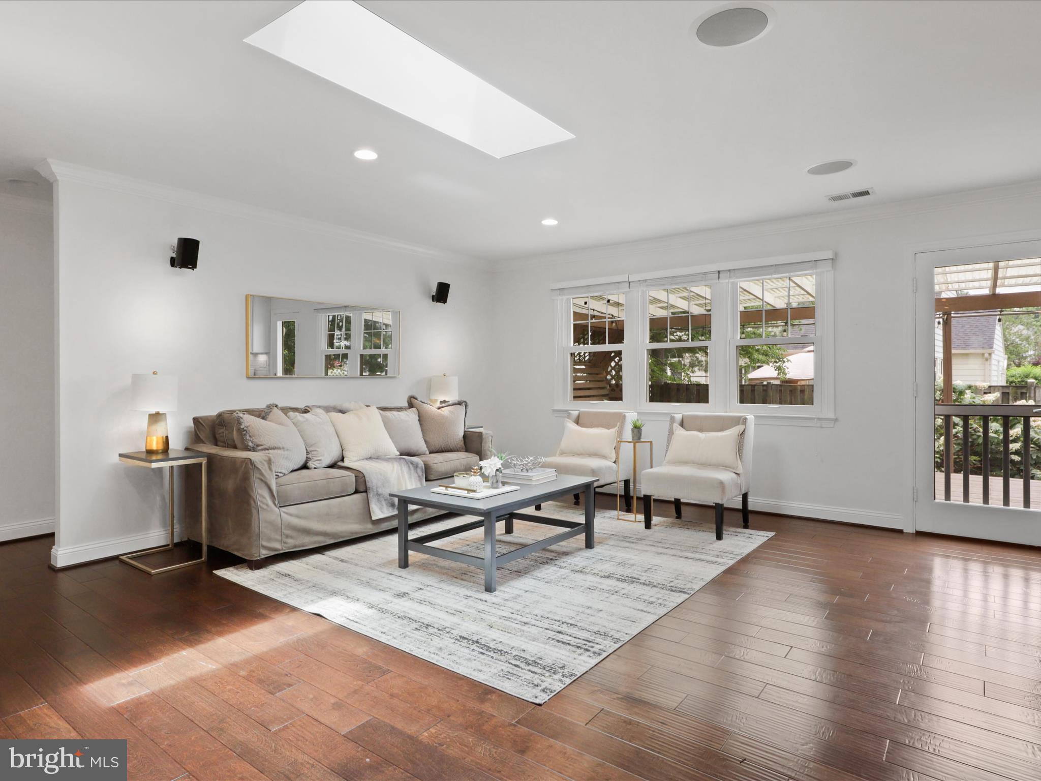 6535 Riefton Court Alexandria, VA 22310 - Photo 4 of 44 Amazing Natural Light