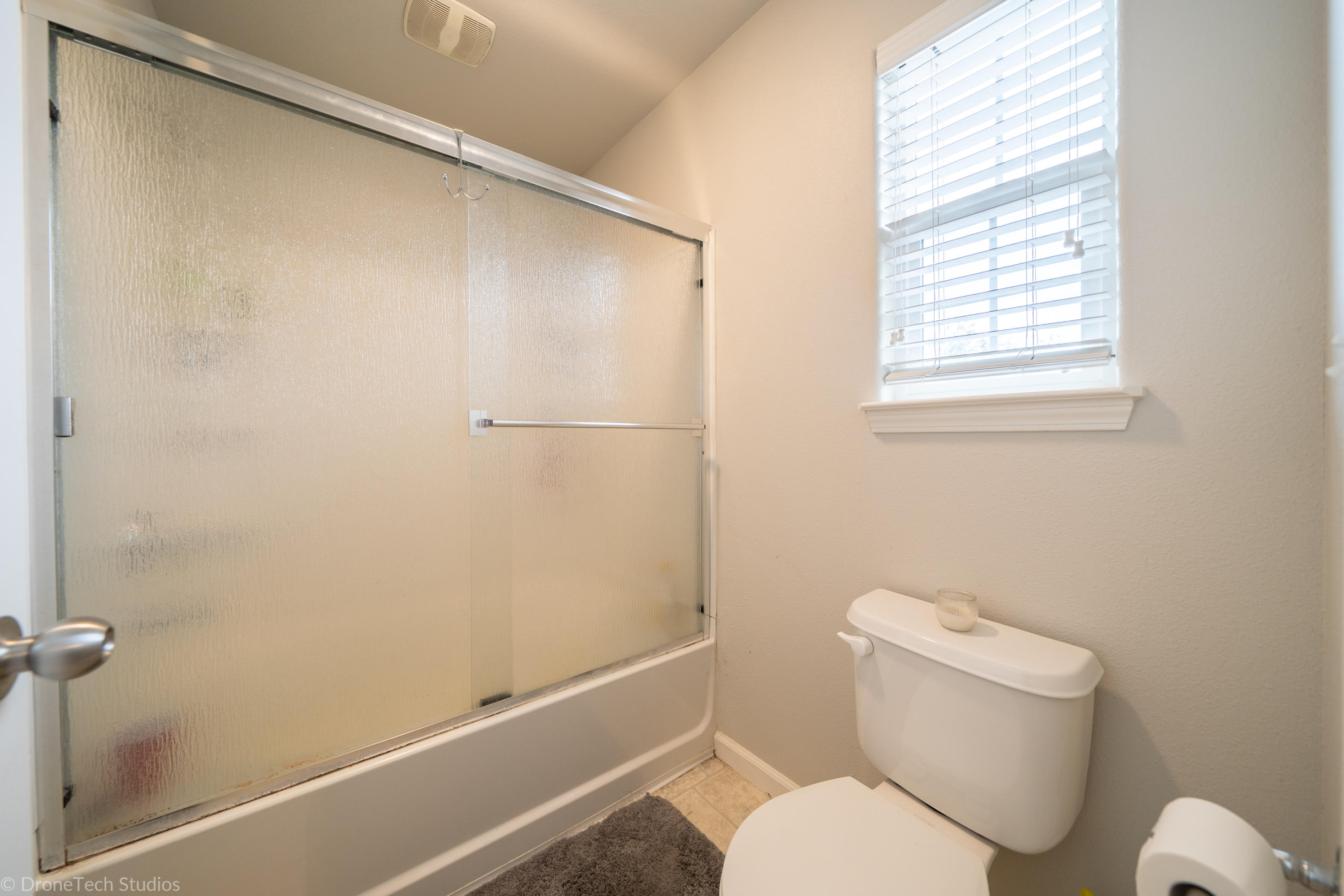 2121 Vienna Way Redding, CA 96003 - Photo 11 of 17 Master Shower
