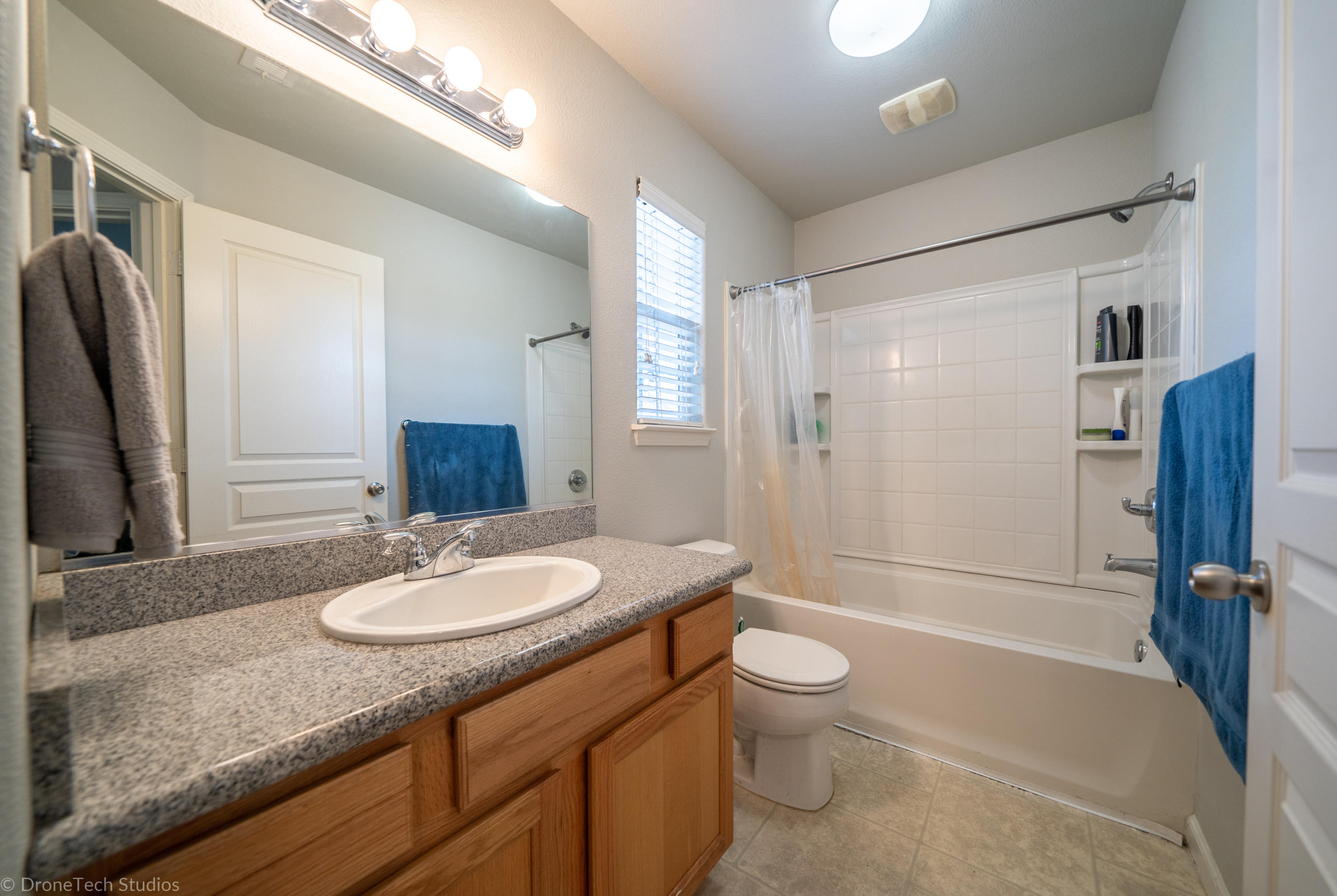 2121 Vienna Way Redding, CA 96003 - Photo 14 of 17 Bathroom 2