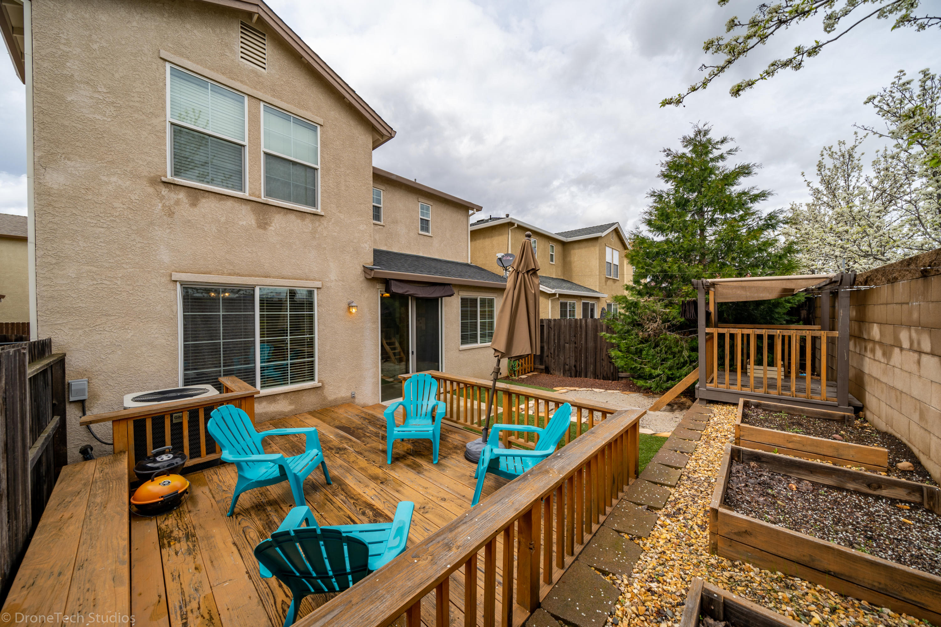 2121 Vienna Way Redding, CA 96003 - Photo 16 of 17 Backyard