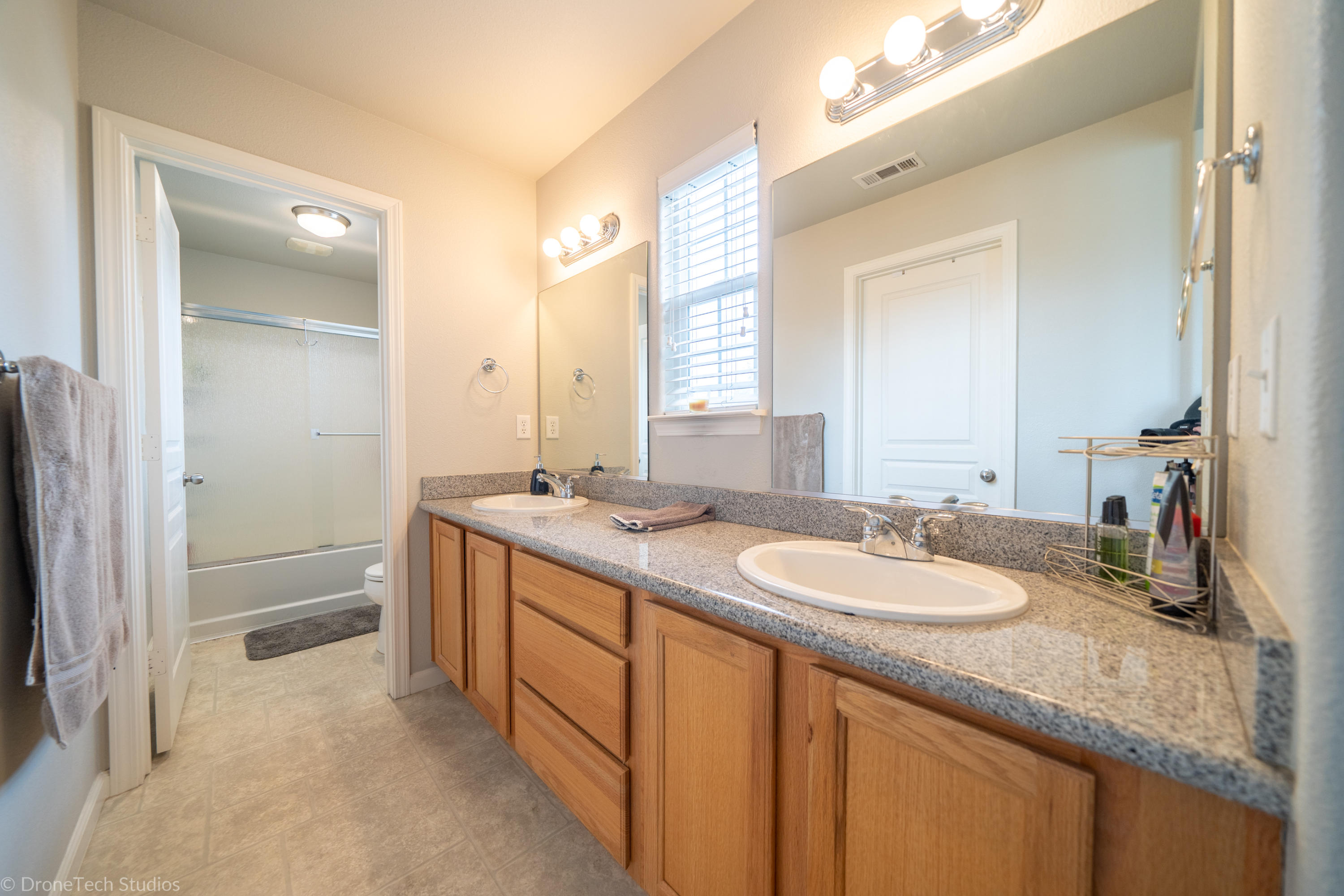 2121 Vienna Way Redding, CA 96003 - Photo 10 of 17 Master Bathroom
