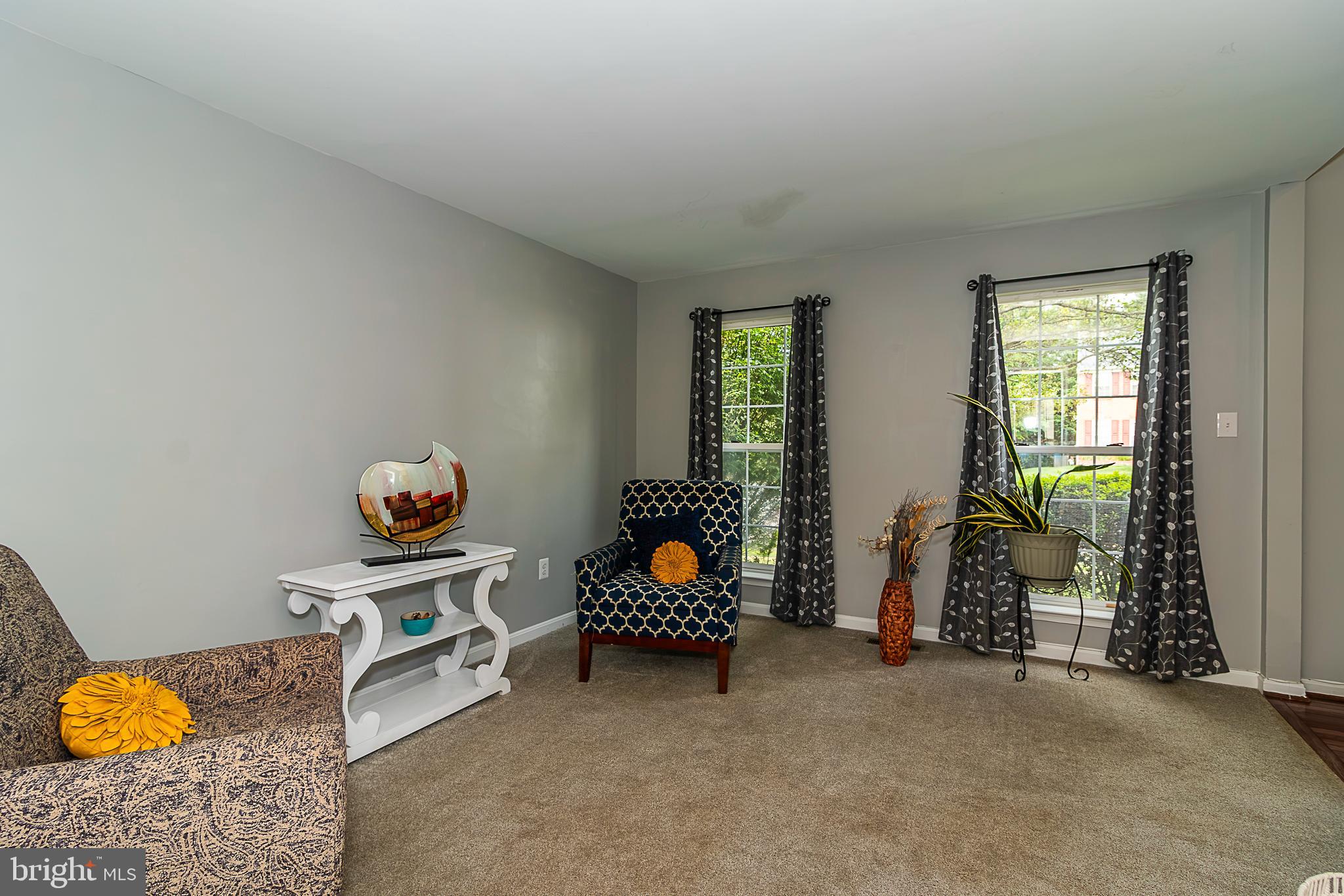 15521 Wheatfield Road Woodbridge, VA 22193 - Photo 18 of 39 Main level living room
