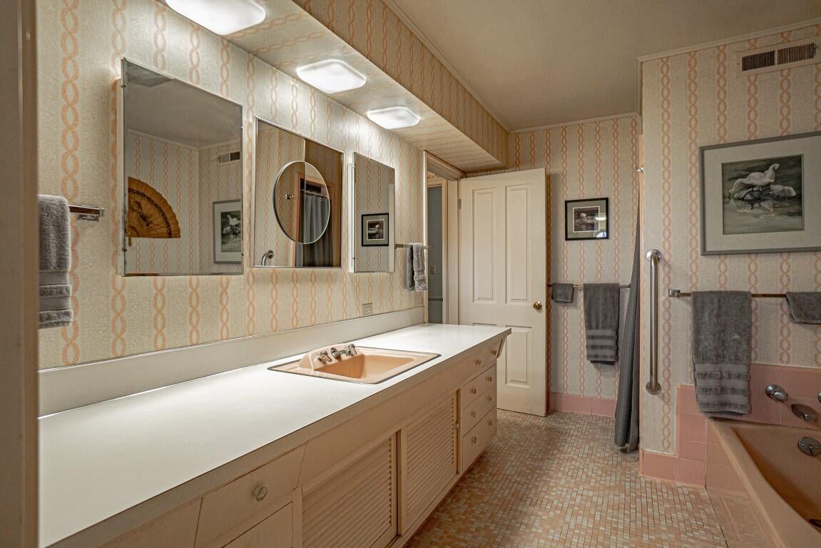 2692 Pioneer Road Medford, OR 97501 - Photo 34 of 66 Primary Bathroom